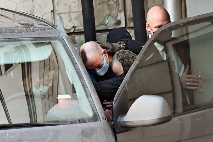 Ивана Сафронова под усиленной охраной доставили в суд, где ему продлили арест до мая 