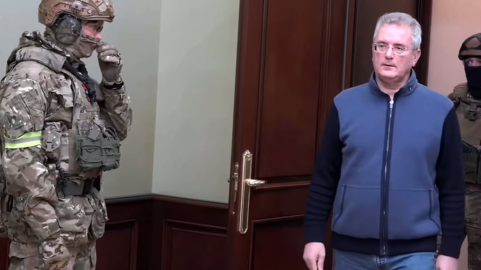 Губернатор переехал на взятке в Москву