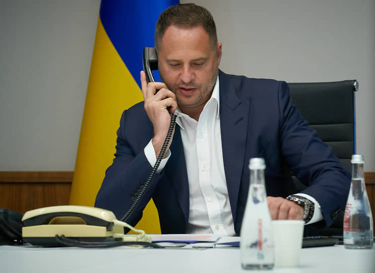 Главе офиса президента Украины Андрею Ермаку не удается уговорить Москву принять его проект «мирных кластеров» для Донбасса 