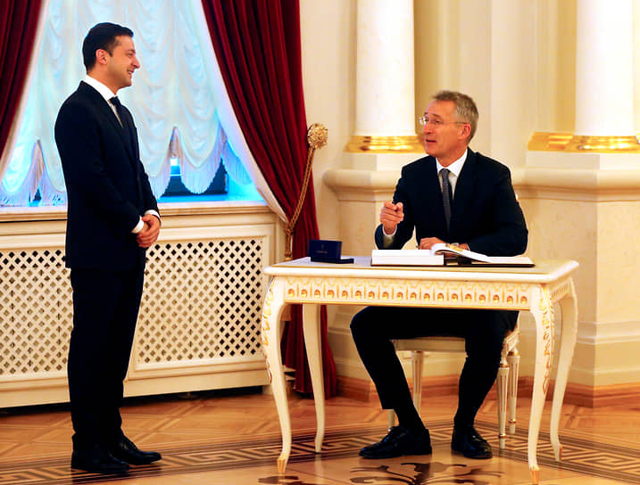 Президент Украины Владимир Зеленский уверен, что его стране стоит многому поучиться у НАТО (справа — генсек альянса Йенс Столтенберг)