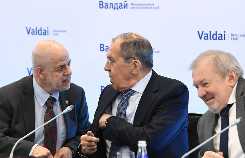 Глава МИД РФ Сергей Лавров, который обычно не лезет за словом в карман, ушел от ответа на вопрос о том, каковы интересы России на Ближнем Востоке (слева — научный руководитель Института востоковедения РАН академик Виталий Наумкин; справа — председатель совета Фонда развития и поддержки международного дискуссионного клуба «Валдай» Андрей Быстрицкий) 