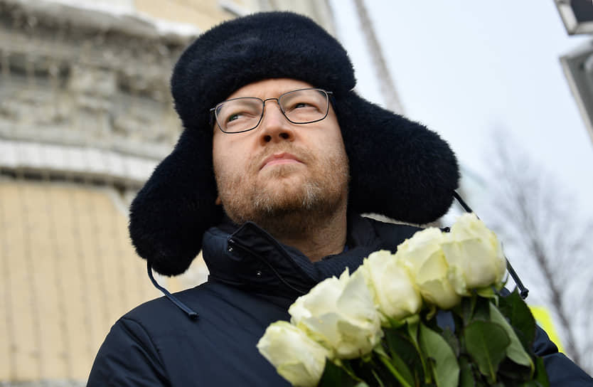 Председатель партии «Яблоко» Николай Рыбаков предложил ужесточить дисциплину и ввести кандидатский стаж