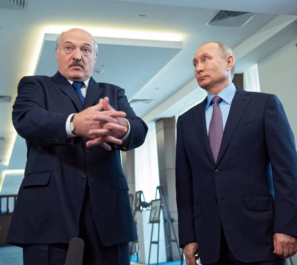 Президент России Владимир Путин (справа) и президент Белоруссии Александр Лукашенко  
