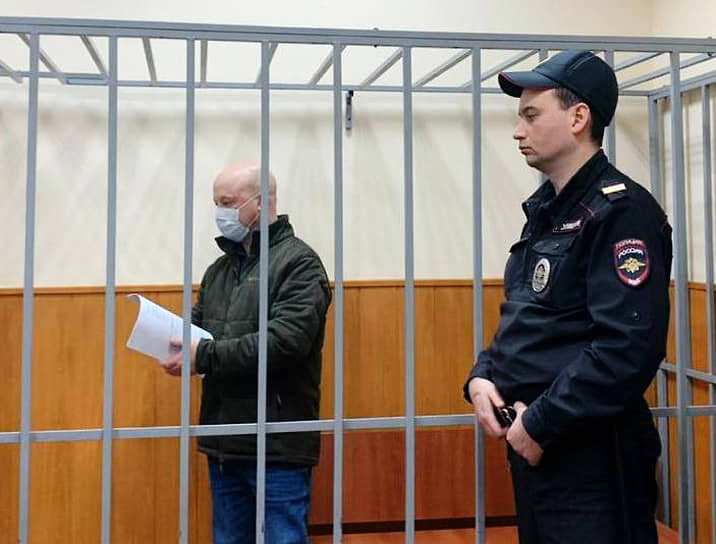 Бывший заместитель начальника Следственного департамента МВД России Александр Краковский (слева) 