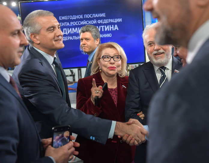 Глава Республики Крым Сергей Аксенов (второй слева), член комитета Госдумы по международным делам Елена Панина (в центре) и заместитель председателя комитета Госдумы по финансовому рынку Игорь Дивинский (второй справа)