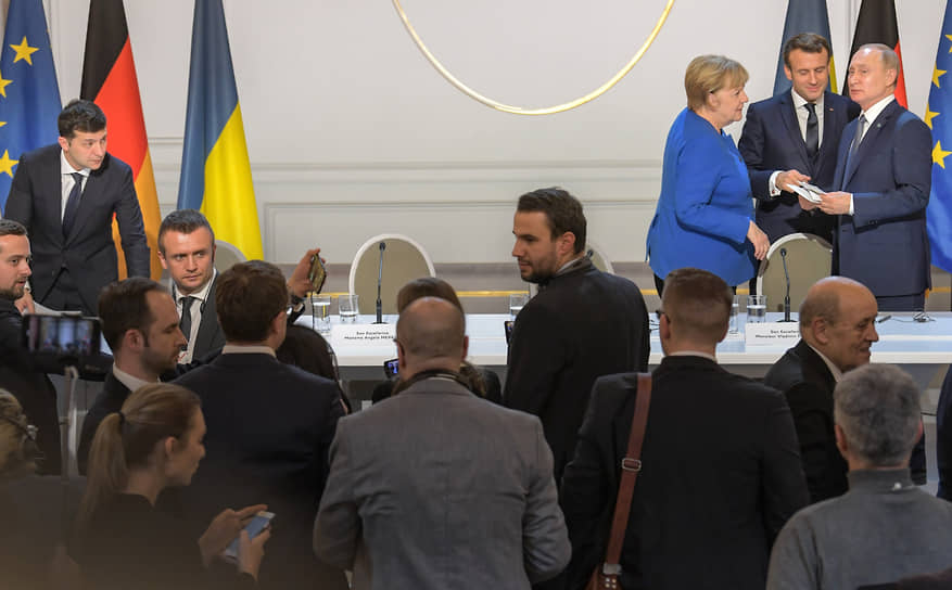 Владимир Зеленский, ни разу не приближавшийся к Владимиру Путину настолько, чтобы поговорить с глазу на глаз, надеется организовать переговоры тет-а-тет
