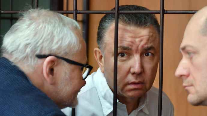 Экс-чекистов подняли на виллы