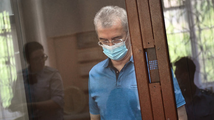 Губернатору все давалось просто так