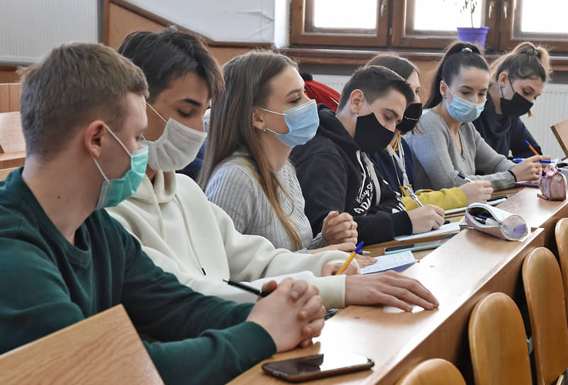 Особой группой риска являются первокурсники: они острее переживают нехватку общения с преподавателями и сверстниками, обладают менее развитыми навыками саморегуляции и самоорганизации