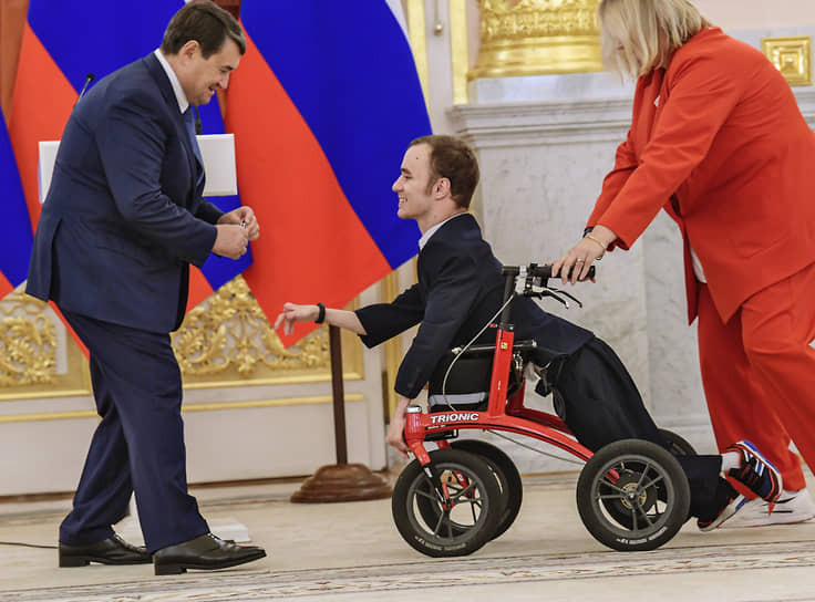 Игорь Левитин вручал госнаграды серебряным призерам 