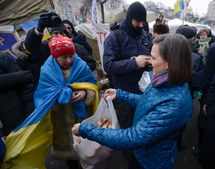 Виктория Нуланд во время посещения Евромайдана