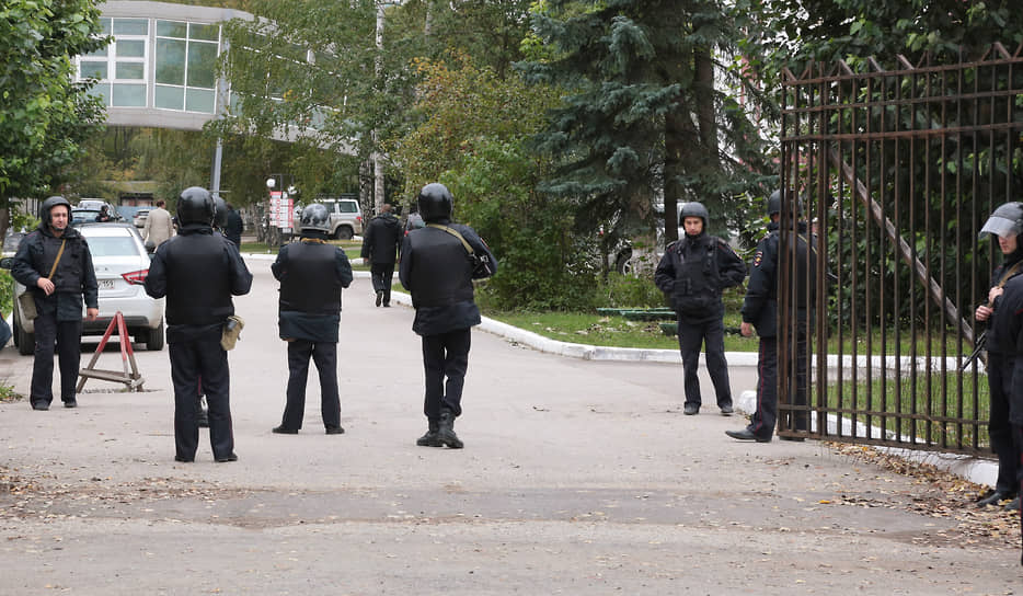 Здание ПГНИУ во время стрельбы 