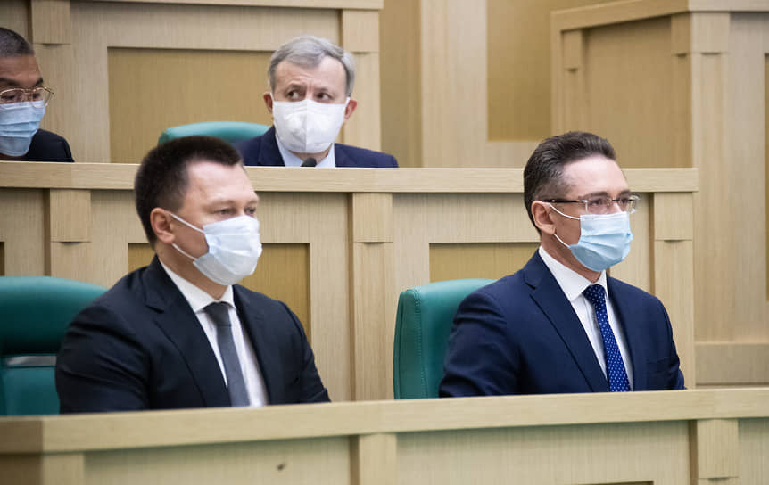 Анатолий Разинкин (справа) стал еще ближе к генпрокурору Игорю Краснову 