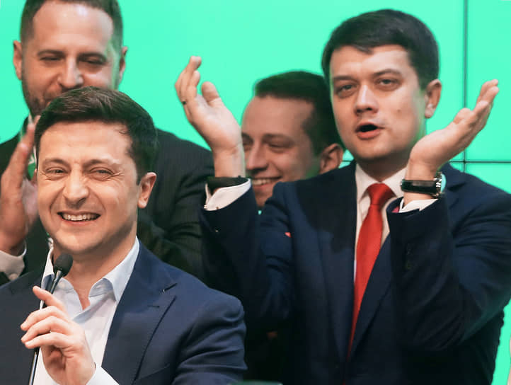 Дмитрий Разумков (справа) помог Владимиру Зеленскому занять президентское кресло. Уйдя с поста спикера Верховной рады, он сделал первый шаг к тому, чтобы сменить своего бывшего патрона на этом посту