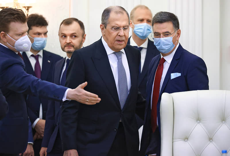 Министр иностранных дел России Сергей Лавров (в центре)