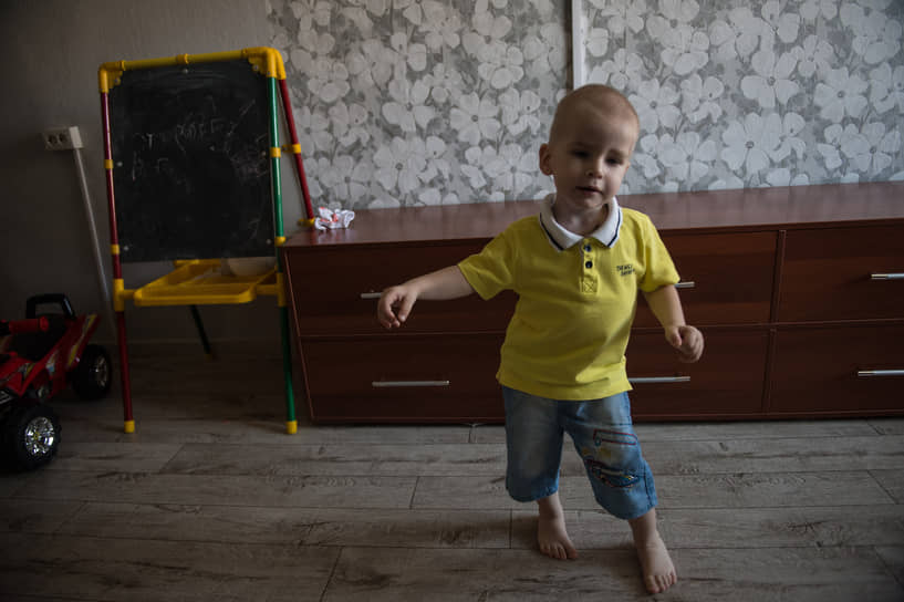 К сколиозу добавилась хромота: из-за постоянного наклона таза одна ножка Андрюши стала короче другой 