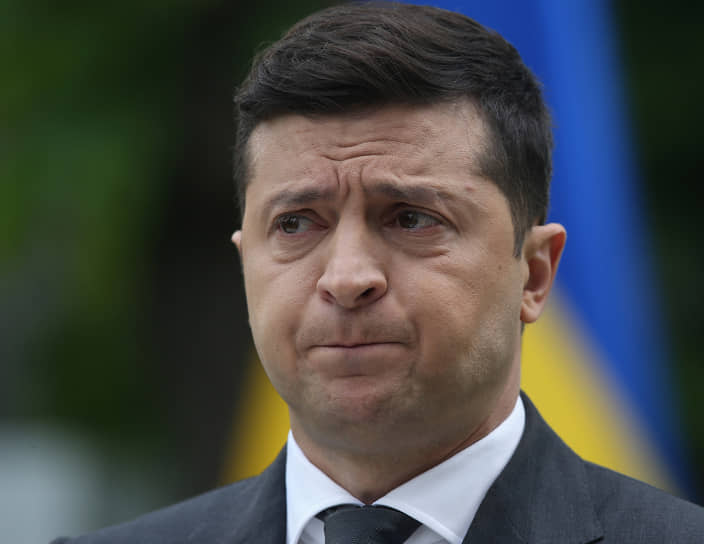 Владимиру Зеленскому все сложнее делать вид, что у страны и у него лично все в полном порядке