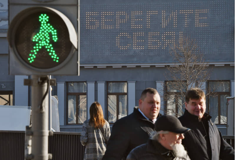 Переход от коронавирусных каникул к обычной жизни власти ряда регионов объясняют постепенной стабилизацией эпидемиологической обстановки 