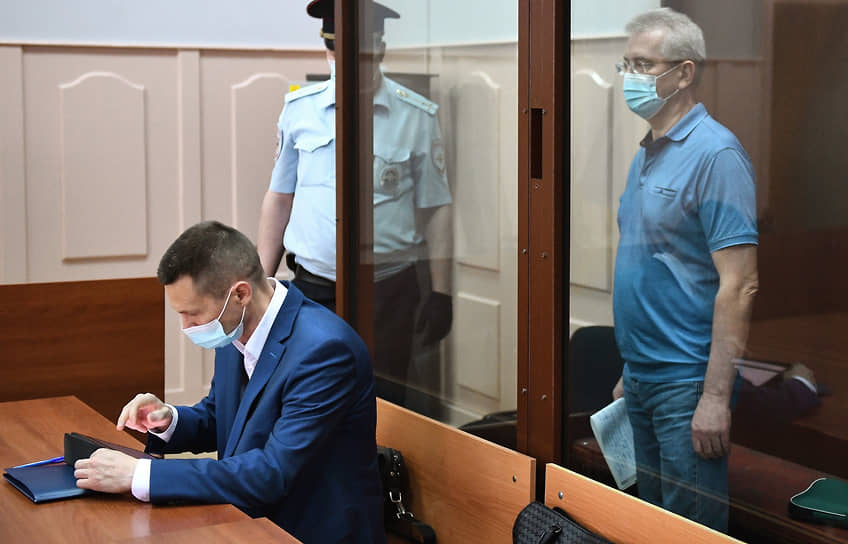 Бывший губернатор Пензенской области Иван Белозерцев (справа)