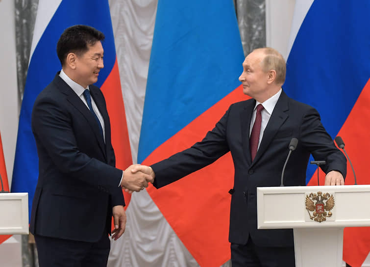 Казалось, это президент России гордится знакомством с президентом Монголии 
