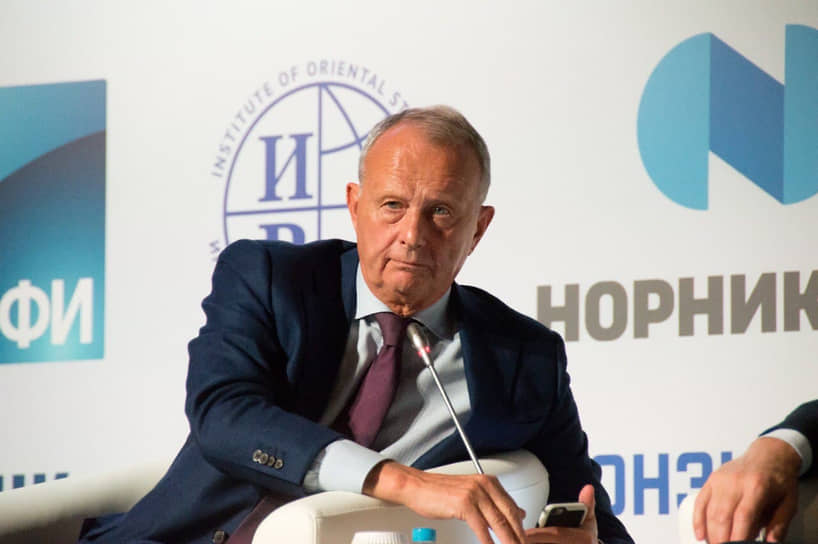 Александр Дынкин — президент Национального исследовательского института мировой экономики и международных отношений имени Е. М. Примакова РАН, работал помощником премьер-министра России Евгения Примакова