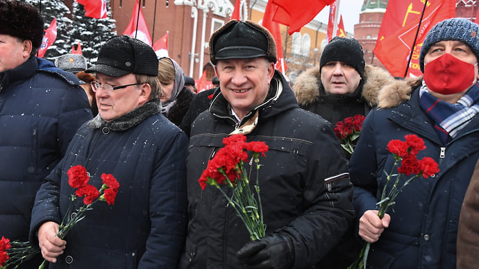 Коммунисты своих на лосях не бросают