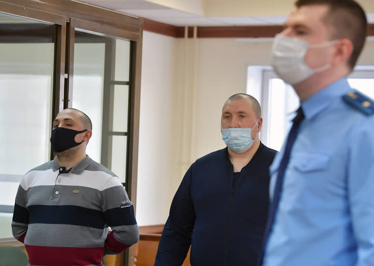 За нападение на журналиста “Ъ” Сергей Гребенюков (в центре) и Роман Московский (слева) отделались исправительными работами 