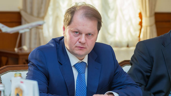 Замминистра сдал и сел