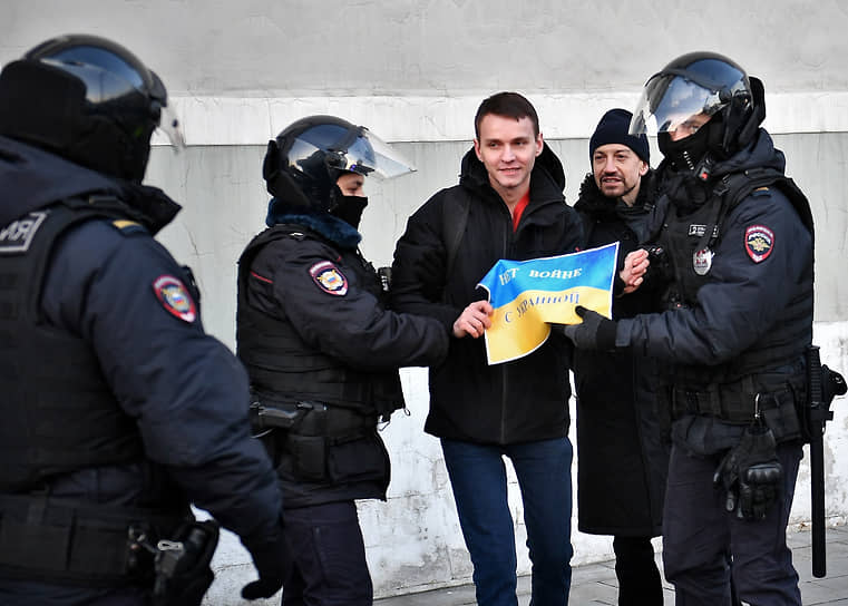 День памяти Бориса Немцова наложился на антивоенную повестку 