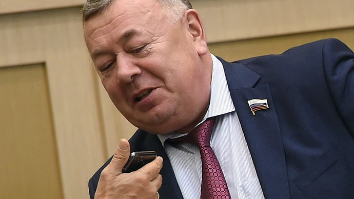 Экс-сенатору запретили гулять по ночам