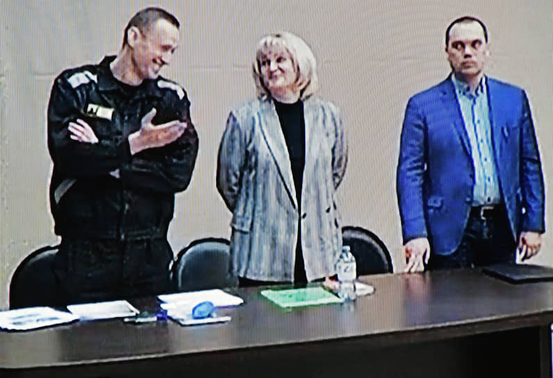 Несмотря на очередной обвинительный приговор, в свое будущее Алексей Навальный (слева) смотрит с оптимизмом и обещает выйти на свободу «не позже весны 2051 года»