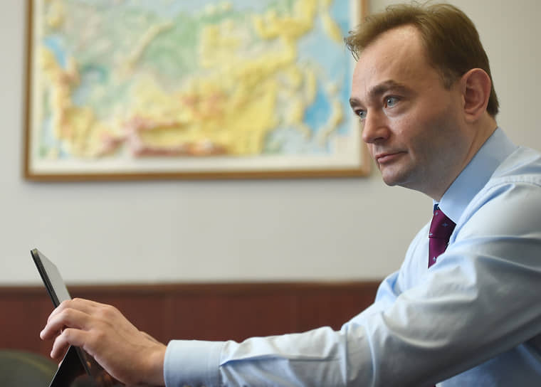 Заместителю главы Минцифры Максиму Паршину предстоит тонко настраивать систему грантов, чтобы удерживать IT-персонал в границах России 