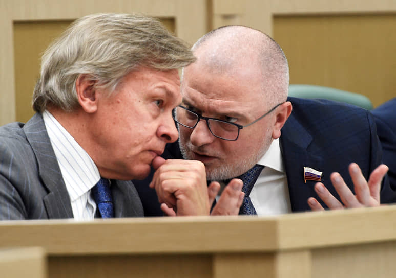 Сенаторы Алексей Пушков (слева) и Андрей Клишас считают, что запрет «отождествления СССР и фашистской Германии» важен вне зависимости от того, какое именно наказание за это предусмотрено 