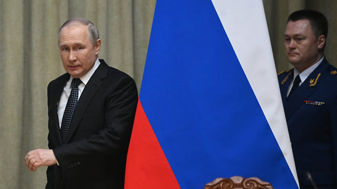 Белые силы нас злобно гнетут