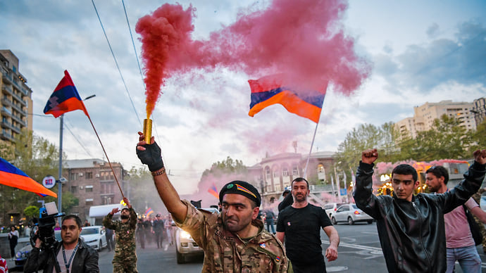 Армянская оппозиция окружает Ереван