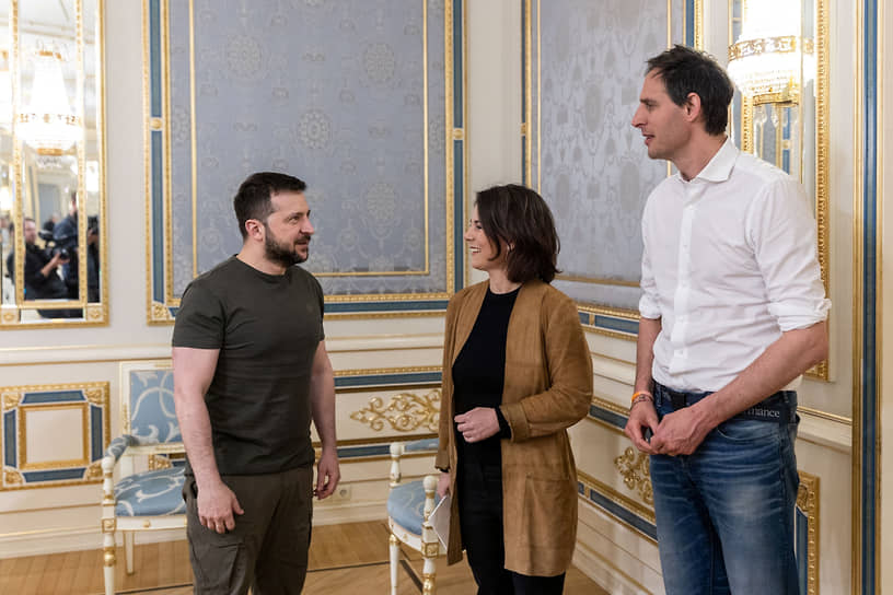 Президент Украины Владимир Зеленский, глава МИД ФРГ Анналена Бербок и глава МИД Нидерландов Вопке Хукстра 