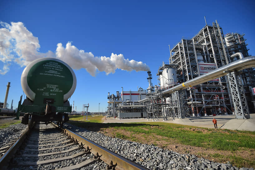 В апреле два рубля из каждых трех получены бюджетом от нефти и газа