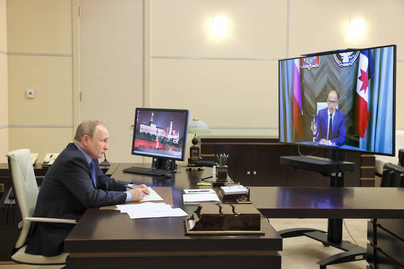 Владимир Путин во время онлайн-встречи с главой Удмуртской Республики Александром Бречаловым 