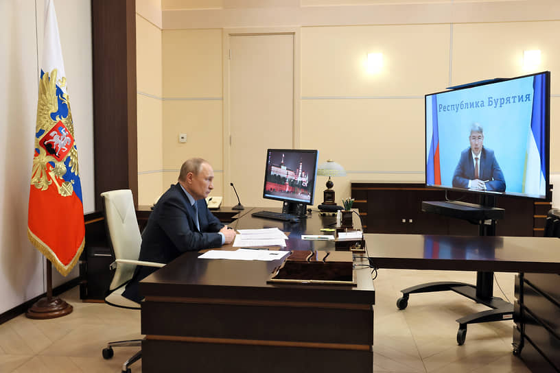 Владимир Путин во время онлайн-встречи с главой Республики Бурятия Алексеем Цыденовым 
