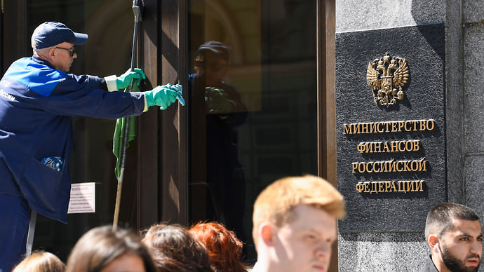 Бюджет переведен на осадное положение
