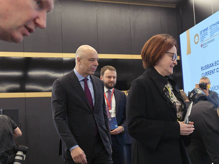Слева направо: глава Минфина Антон Силуанов, помощник президента России Максим Орешкин и глава ЦБ Эльвира Набиуллина 