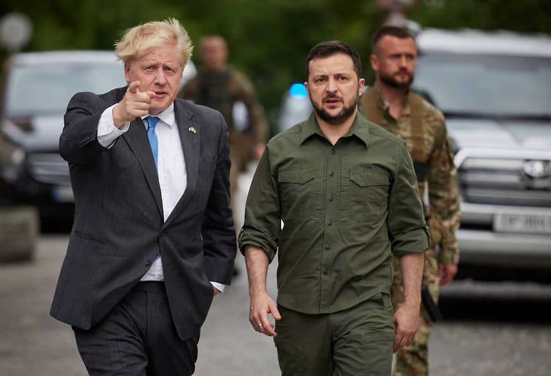 По итогам переговоров с президентом Украины Владимиром Зеленским британский премьер Борис Джонсон анонсировал запуск масштабной тренировочной программы для ВСУ: каждые 120 дней подготовку на трехмесячных курсах будут проходить до 10 тысяч украинских солдат