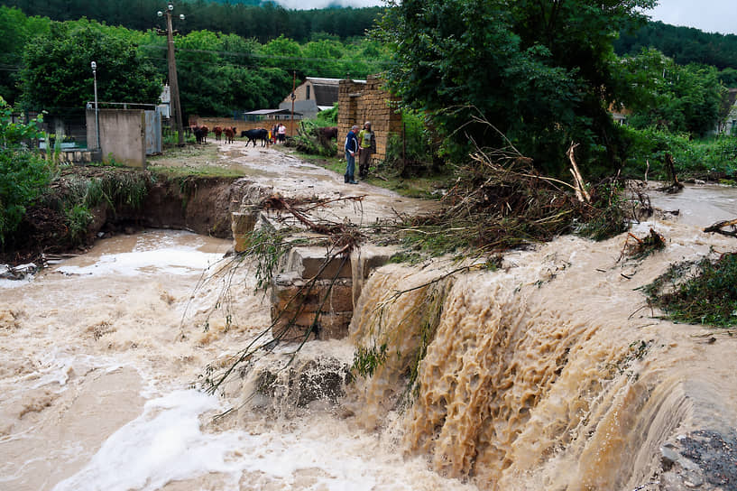 Водопад на размытой дороге