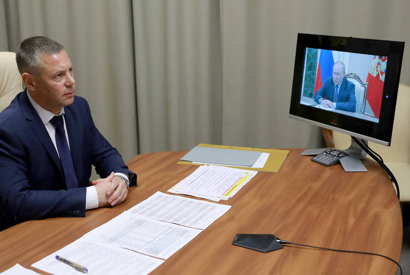 Михаил Евраев всматривается во Владимира Путина 