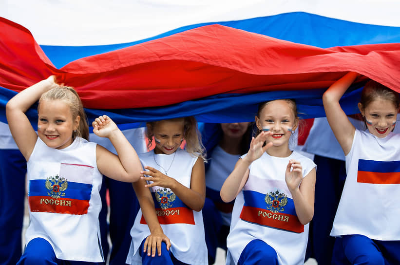 По данным социологов, российский флаг вызывает у россиян преимущественно положительные эмоции, но со спецоперацией на Украине это никак не связано 