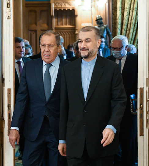 Глава МИД Ирана Хосейн Амир-Абдоллахиан (справа) с воодушевлением воспринял возложенную на него миссию передать Сергею Лаврову послание по Украине «одного из лидеров европейских стран» 