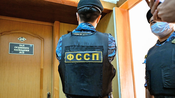 Приставы стучатся в МФО и банки