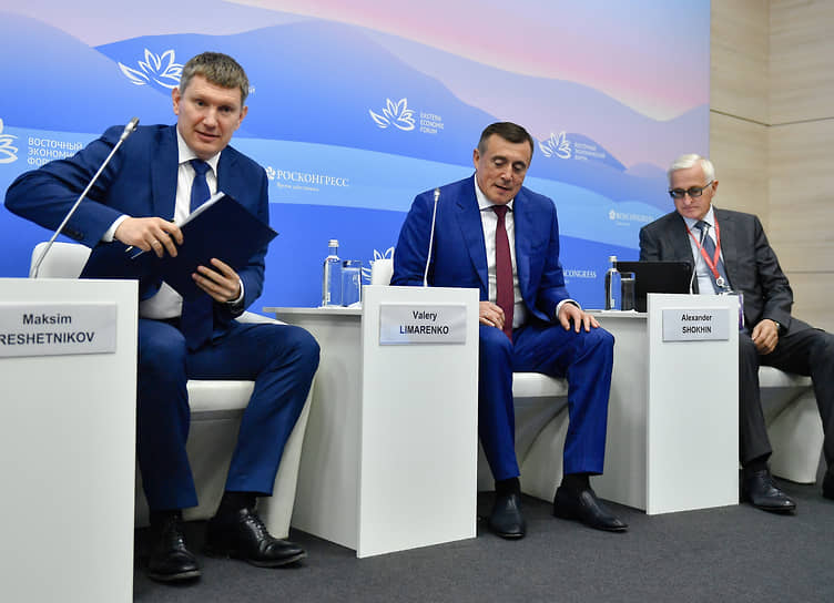 Представители власти и бизнеса (слева направо — глава Минэкономики Максим Решетников, губернатор Сахалинской области Валерий Лимаренко, президент РСПП Александр Шохин) на ВЭФ обсудили новые подходы к российской версии декарбонизации