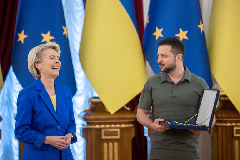 Президент Украины Владимир Зеленский вручил главе Еврокомиссии Урсуле фон дер Ляйен орден Ярослава Мудрого первой степени 