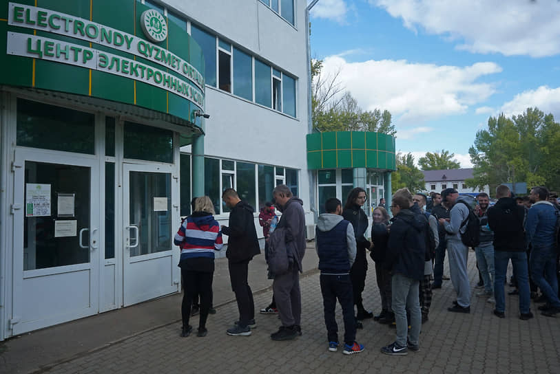 В последние дни за получением казахстанских индивидуальных идентификационных номеров (аналог российских ИНН) обращается столько вновь прибывших в страну, сколько раньше обращалось в месяц 